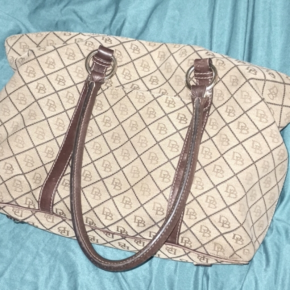 Authentic Dooney & Bourke lg purse in really nice excellent condition!! - Picture 5 of 9